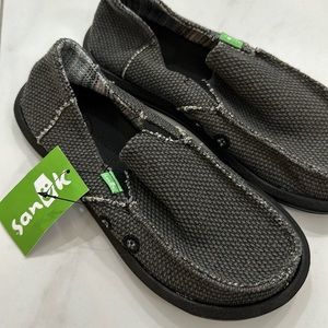 New with tags, size youth 3 Sanuk shoes in charcoal gray.